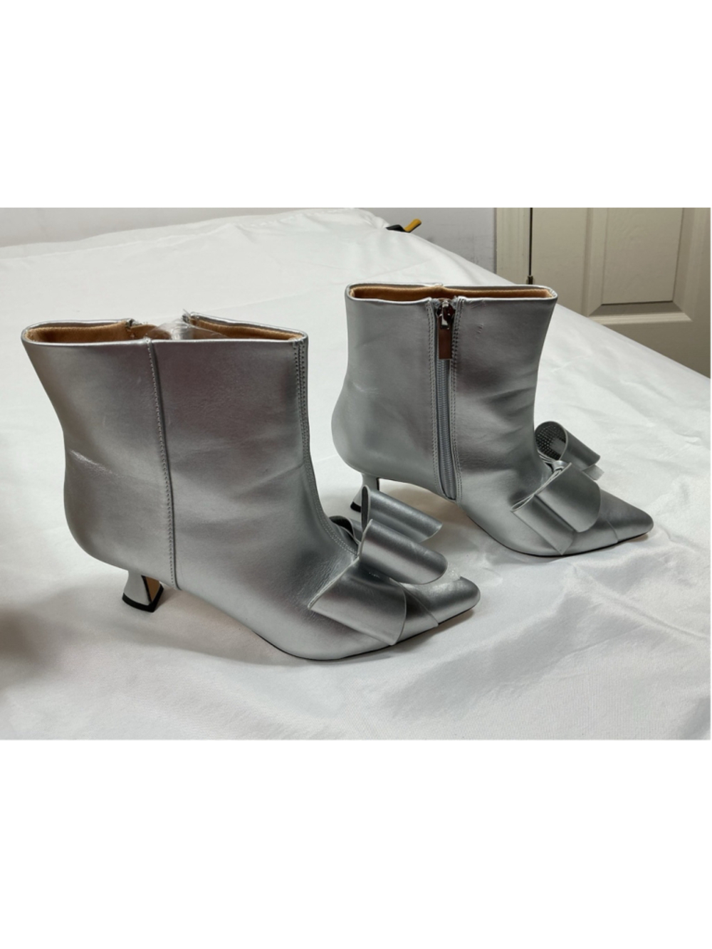 Womans New Coutgo Ankle Boots 6.5 Silver Kitten Heel Pointed Toe Side Zip